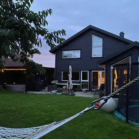 Vakantiehuis House With Garden Close To Beach